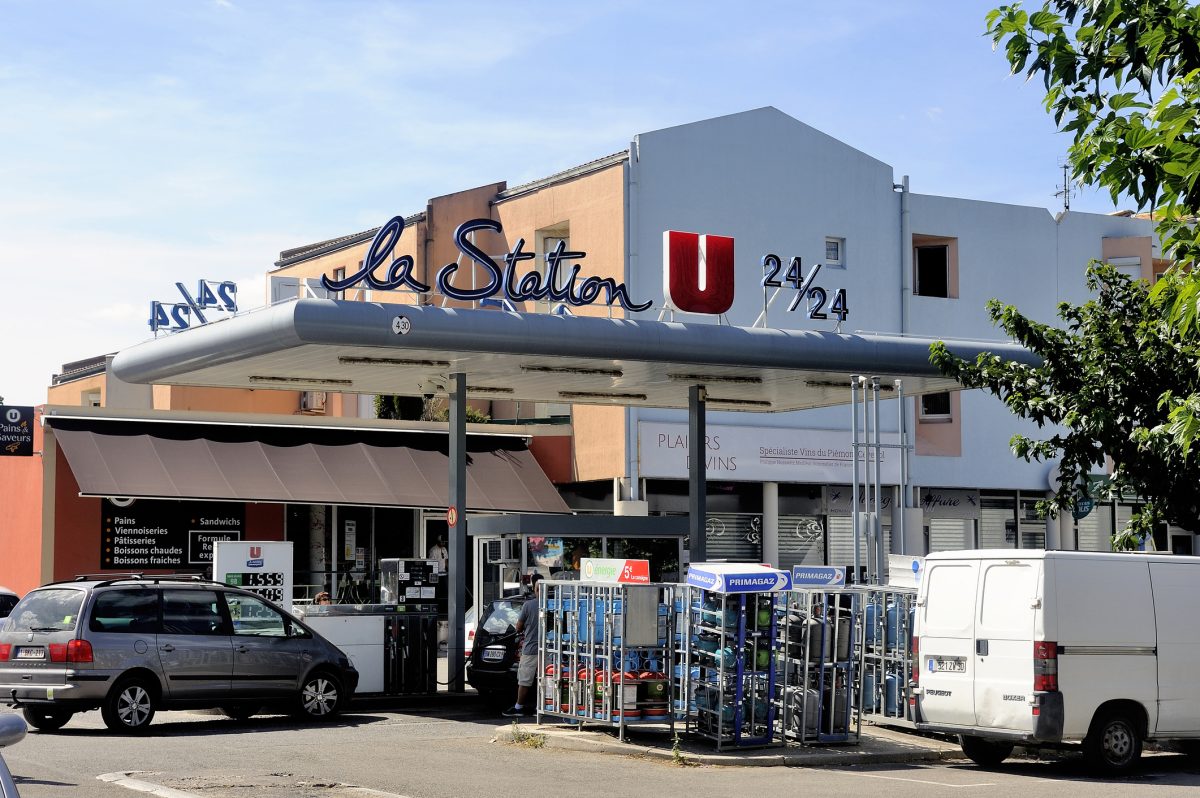 Cartes carburant monomarque: pourquoi les entreprises et gestionnaires de flotte les adoptent ?