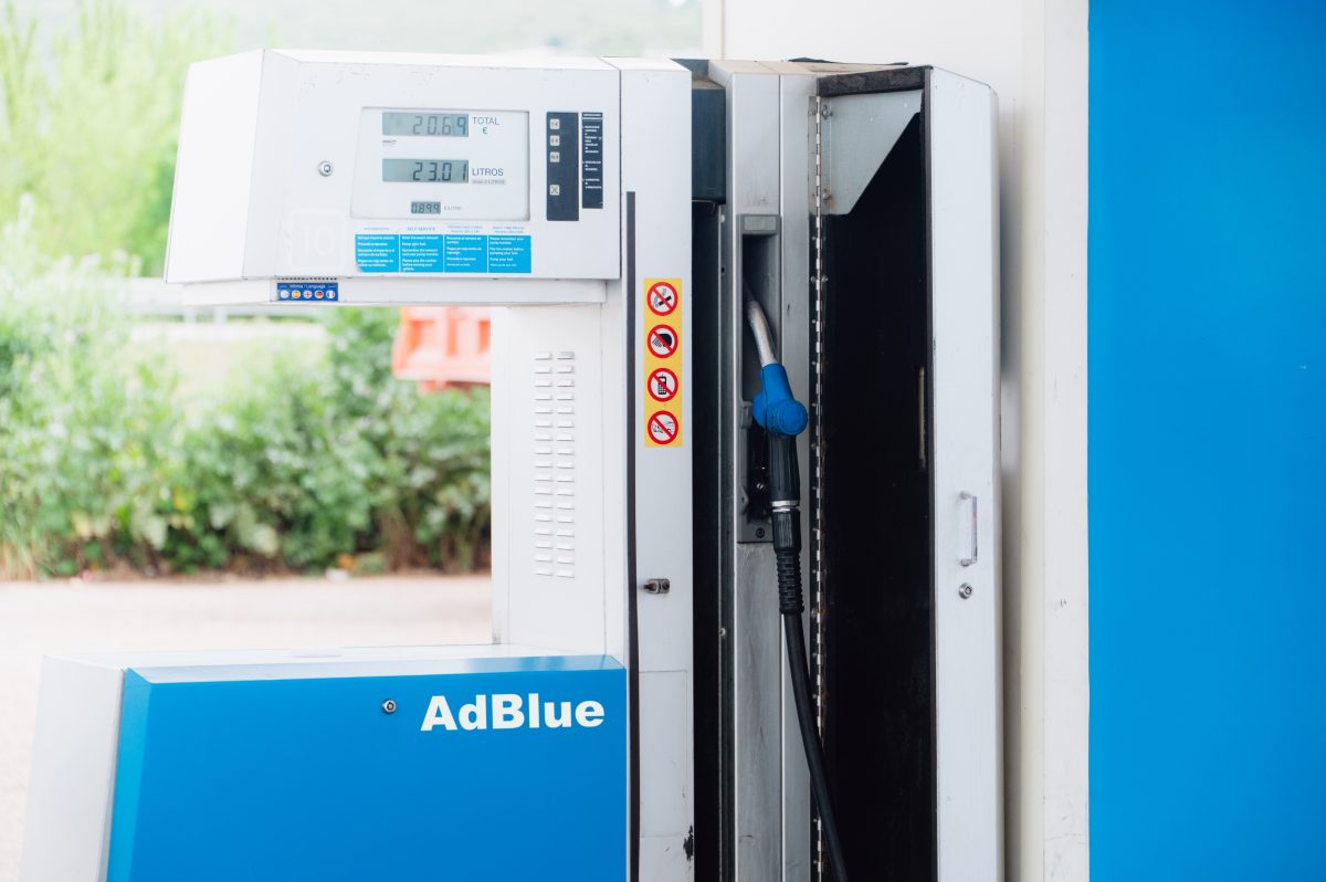 Voyant AdBlue allumé : causes, que faire, combien de km restants ?