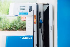 Voyant AdBlue allumé : causes, que faire, combien de km restants ?
