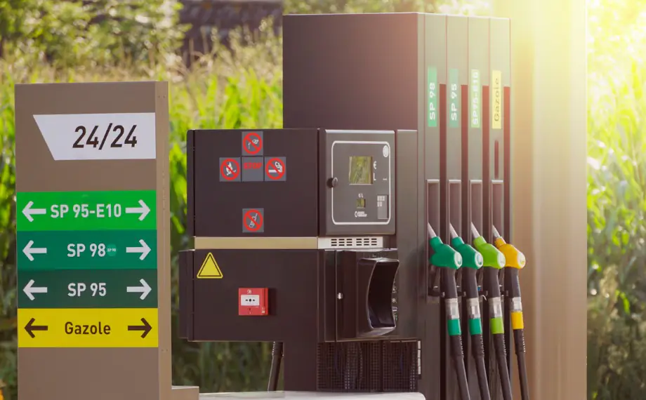 Limiter l&rsquo;usage abusif des véhicules de fonction grâce à la carte carburant